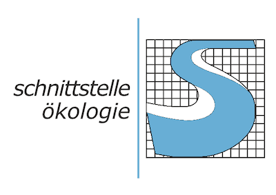 Logo Schnittstelle Ökologie - zweifarbiges S wie ein Wasserlauf auf einem karierten Untergrund.